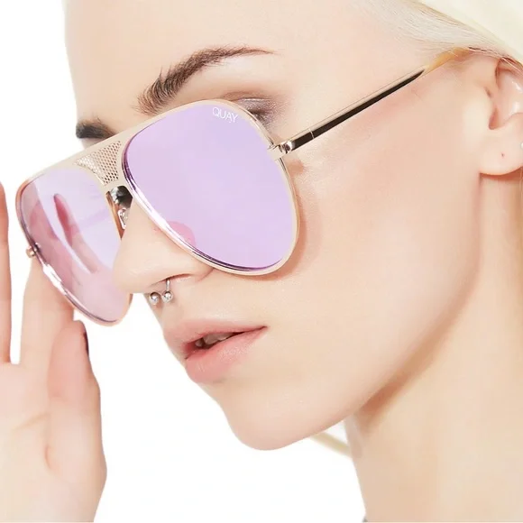 QUAY // ltd ed kylie jenner collaboration retro-chic gold  display picture 2